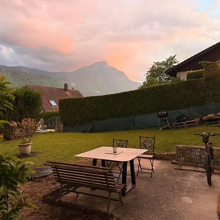 Modern Haven With Garden Apartmán